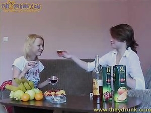 Маша и Оксана занимаются лесбийским сексом в пьяном угаре 
